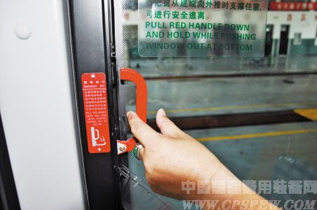 宁波部分公交车配备逃生窗 比安全锤砸窗更安全