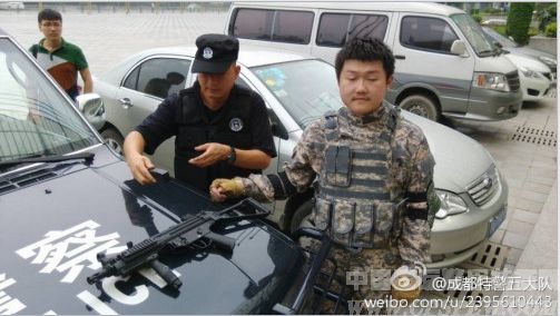 成都军迷持仿真枪街头扮酷被特警带走