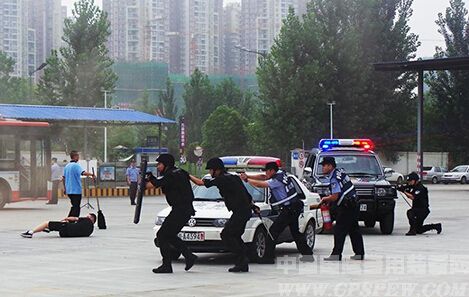成都警方开展公交车反恐防暴演练