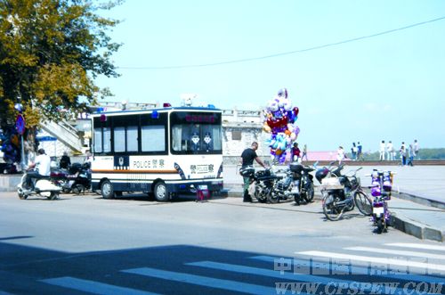 佳木斯启用多功能街面移动警务室