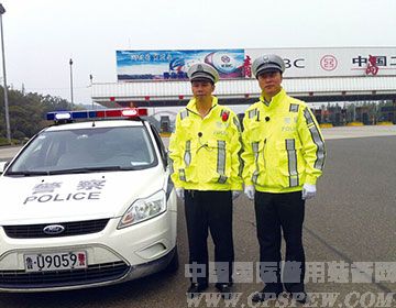 青岛交警换新式执勤服
