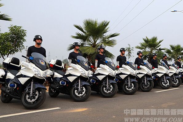 来宾举办新型警用摩托车驾驶技术培训班