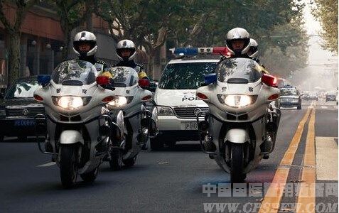 上海交警今起警用摩托和警车组合执法