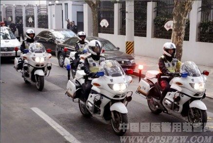 上海交警今起警用摩托和警车组合执法