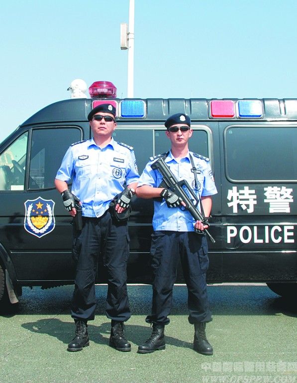 青岛PTU开启冬季勤务模式 特警真枪实弹巡逻