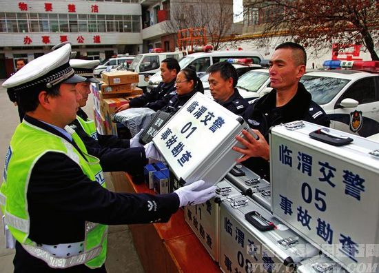 临渭交警大队为民警配发警用装备