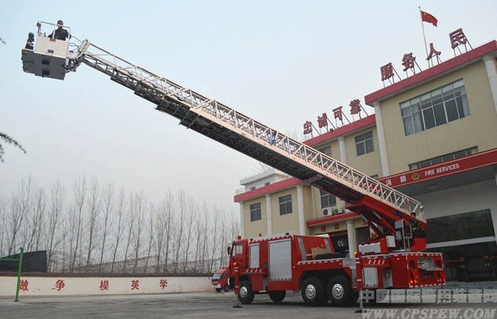 洛宁县42米登高云梯消防车正式上岗执勤