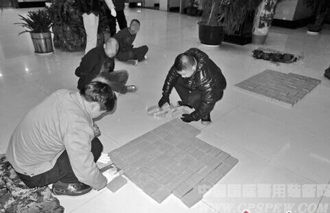 运毒车被路政警灯吓停