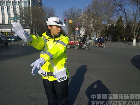 银川交警换装新式反光执勤服