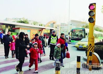 可移动信号灯亮相南京街头