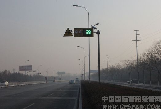 临淄交警大队安装雷达测速反馈屏提醒车辆勿超速
