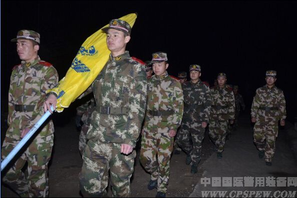 甘肃消防兵夜闯坟练胆