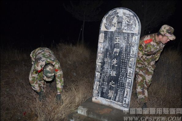 甘肃消防兵夜闯坟练胆