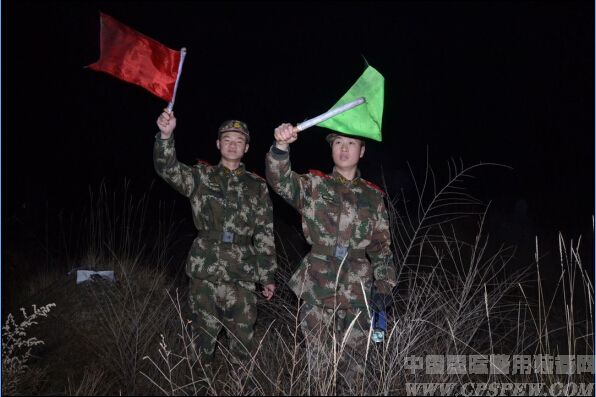 甘肃消防兵夜闯坟练胆