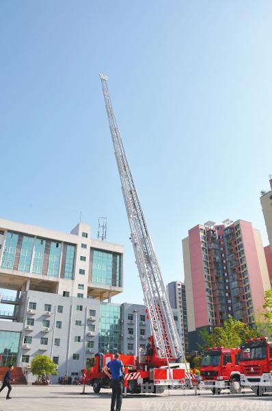 南充首辆进口云梯车亮相