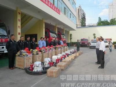 云南石林向各派出所配发消防器材装备