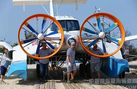 海南自主研发地效翼船首次双船试飞