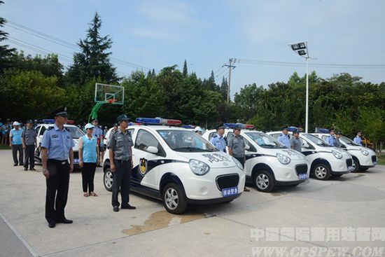 上海张堰镇社区移动警务专用车亮相街头巷尾