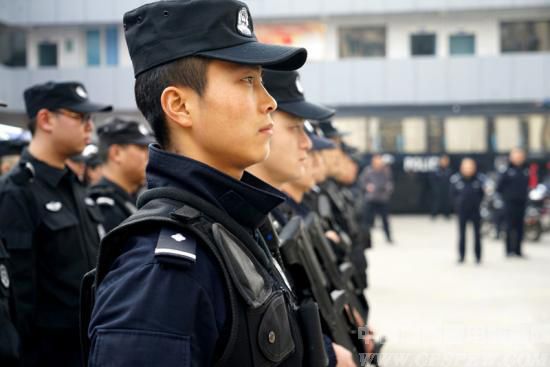 乐山市公安特巡警支队举行警用装备启用仪式