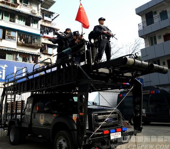 乐山市公安特巡警支队举行警用装备启用仪式